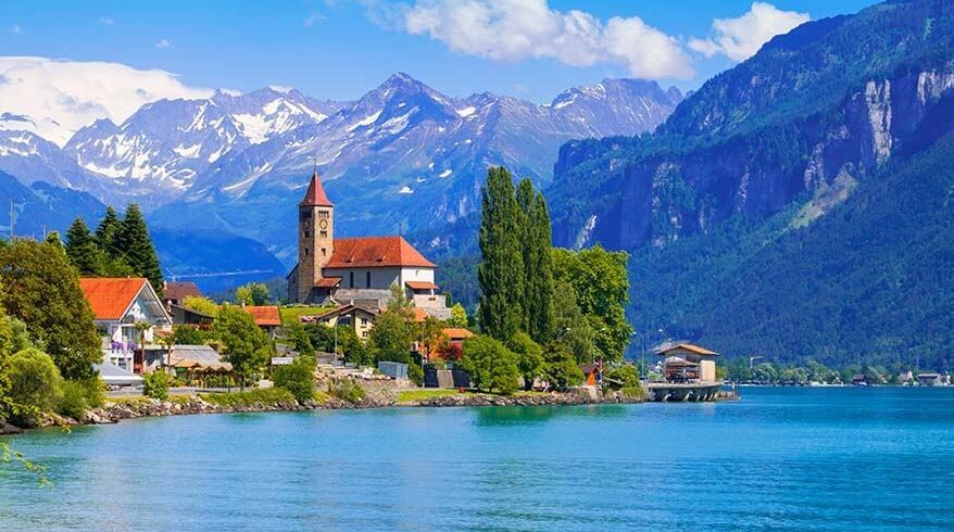 Brienz-town-along-Lake-Brienz-near-Iterlaken-in-Switzerland